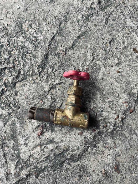 крани для води, вентилі , крани газові