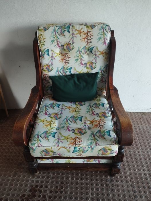 Cadeirões em madeira