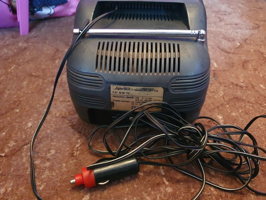 Telewizorek Supertech czarno biały.