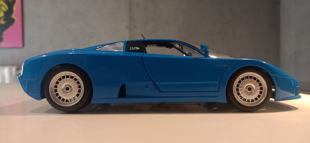 Bugatti EB 110, fabricado pela Bburago