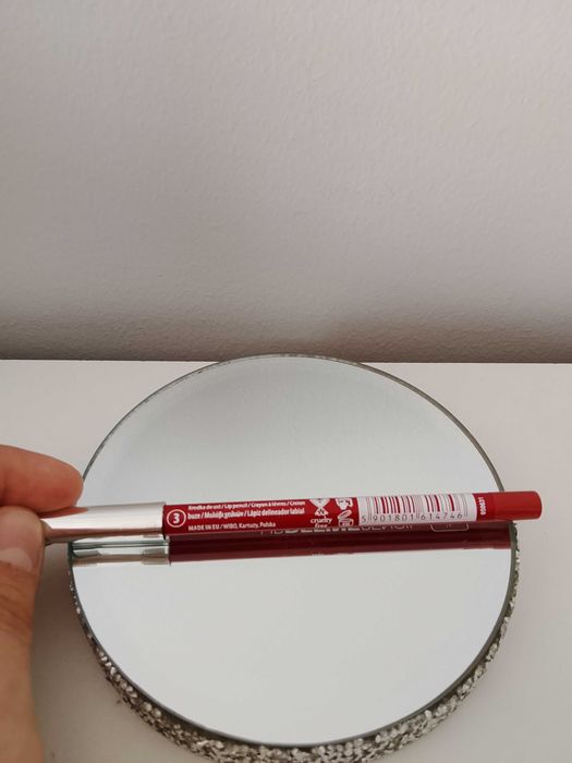 Czerwona konturówka do ust Wibo