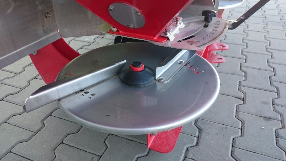 Rozsiewacz dwutarczowy GRASS-ROL MASTER 2025 od 700L do 1600L