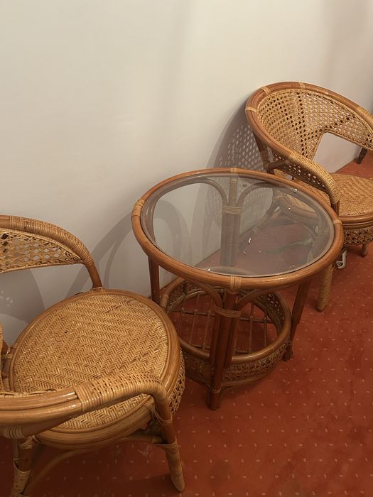 stolik z krzeslami wiklinowymi