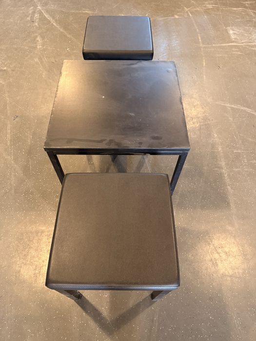 Vendo mesa com 2 bancos