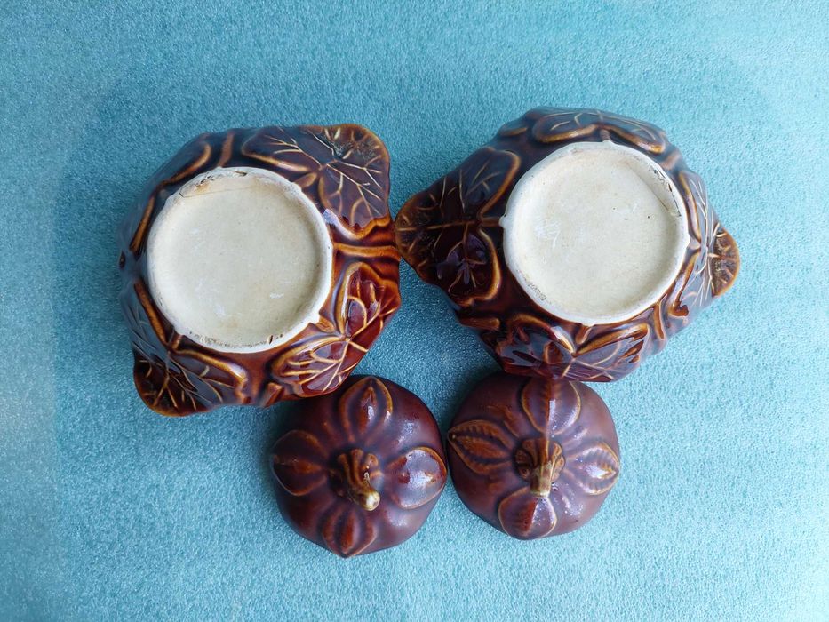 Два глиняных горшочка + книга "Лучшие рецепты украинской кухни"