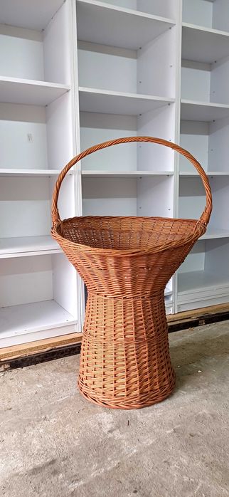 Duży kosz wiklinowy ekspozycyjny, wystawowy  wysokość 110cm, fi 65cm