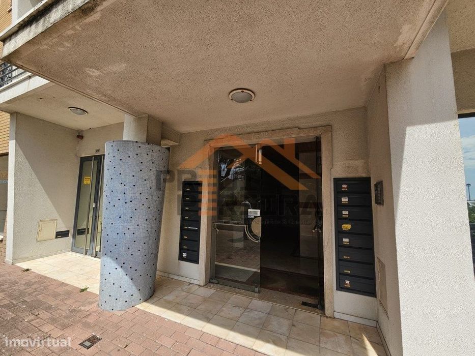 Situado nas Colinas do Cruzeiro, T2 com parqueamento para duas viat...