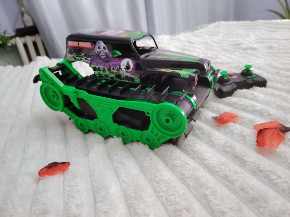 Monster Jam Grave Digger Trax - bardzo mocny zdalnie sterowany pojazd