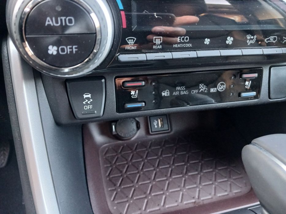 Продам  Toyota Rav 4 Limited  гибрид2024