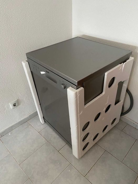 Título do Anúncio:Máquina de Lavar Loiça KUNFT KDW5136 SL (Inox) – Como Nova (5 meses de uso)