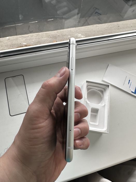 Легендарний Iphone XR дуже гарний стан!