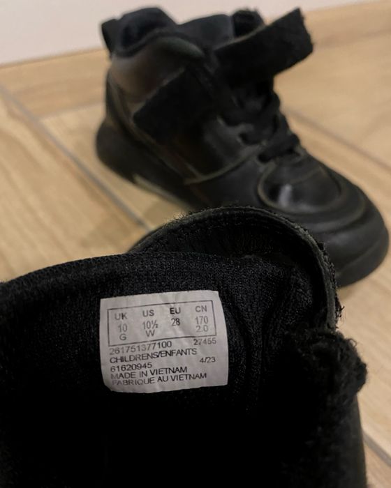 З динозаврами). Шкіряні ботинки Clarks Steggy Stride.