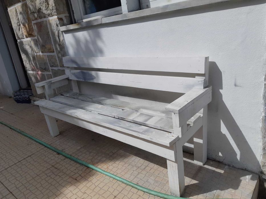 Conjunto de dois bancos de jardim em madeira