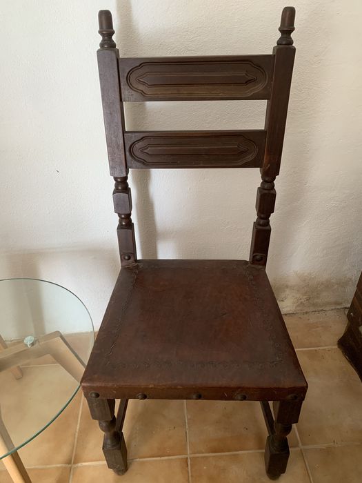 Duas cadeiras de mogno estofadas a pele castanha