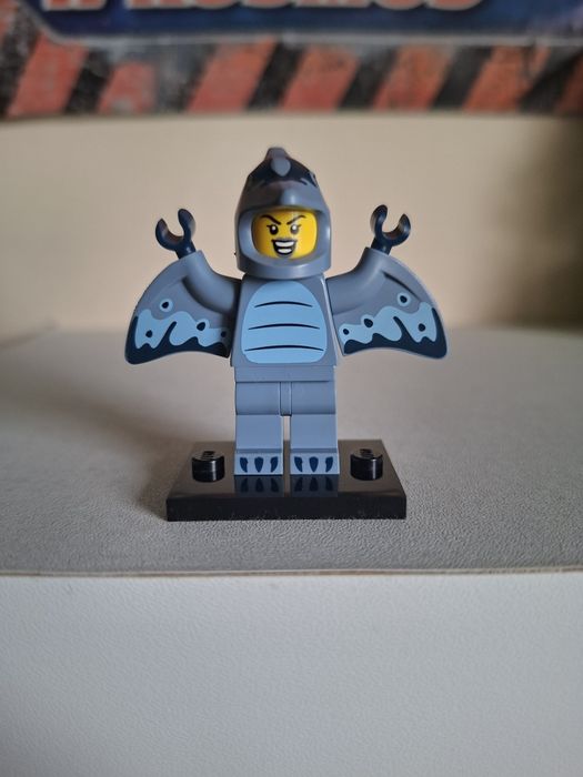 Minifigurka Lego z serii 27 Miłośniczka pterodaktyli w przebraniu.