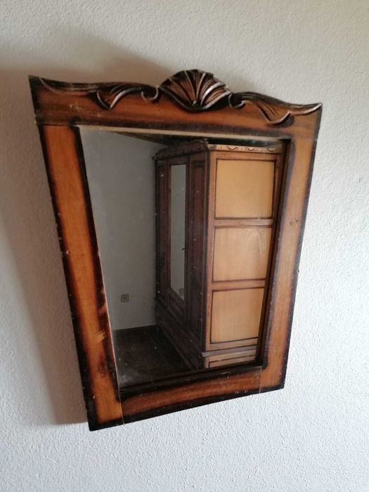 Quarto antigo (cama, mesinhas, espelho, roupeiro)