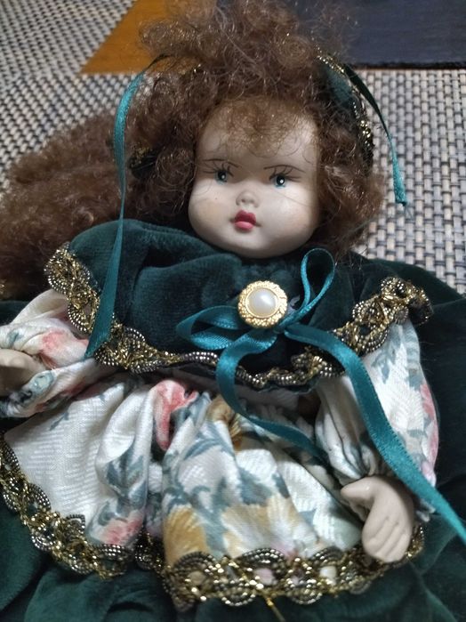 Boneca dos anos 90 em porcelana, tamanho médio.