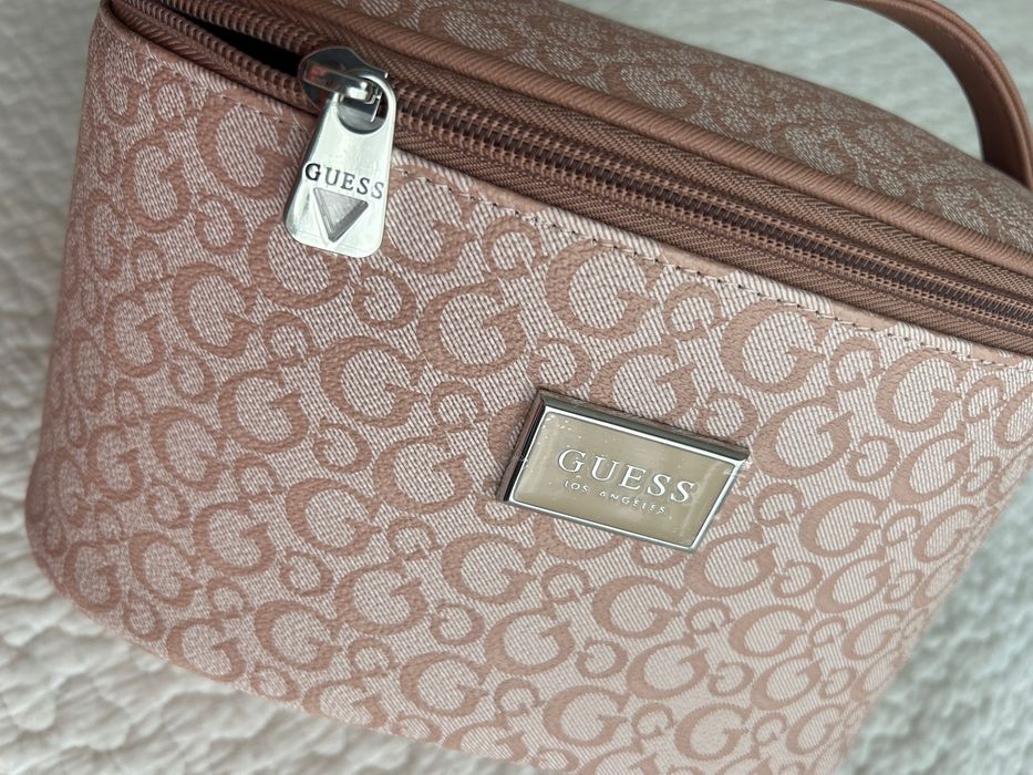 Guess kosmetyczka- kuferek