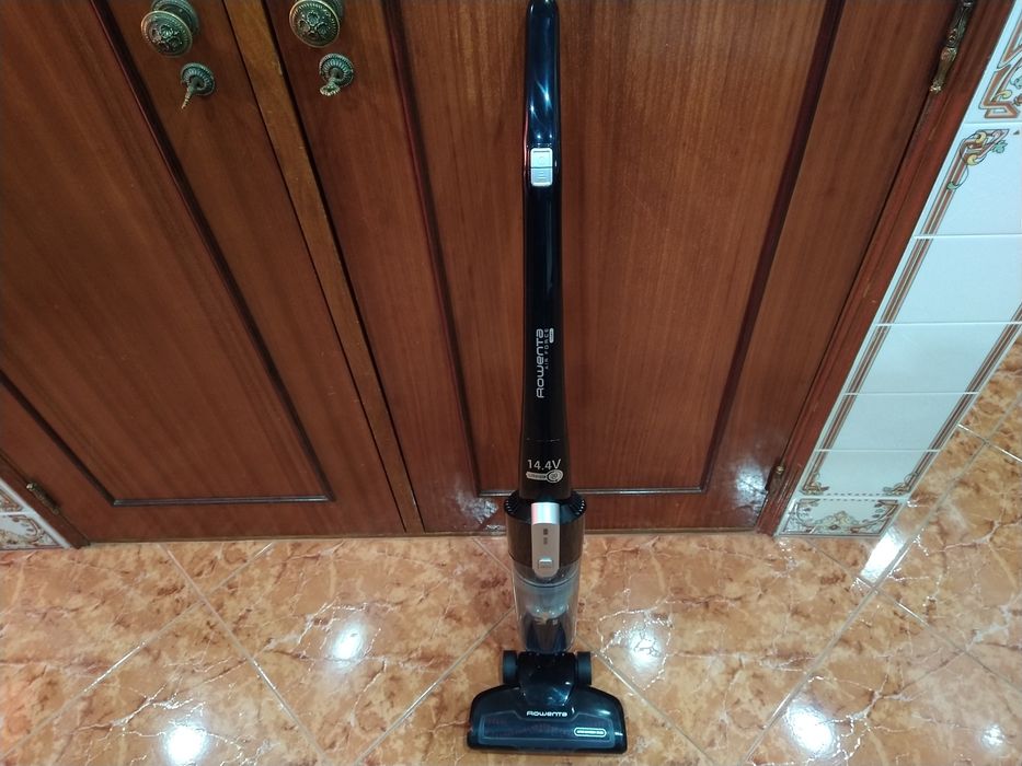Aspirador vertical Rowenta sem fios casa quarto apartamento vivenda.