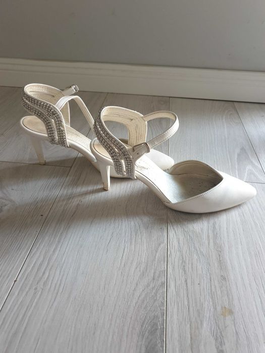 Ślubne buty, szpilki z perełkami.