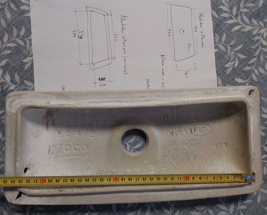 Vendo uma tampara para um autocolismo em louça da marca roca