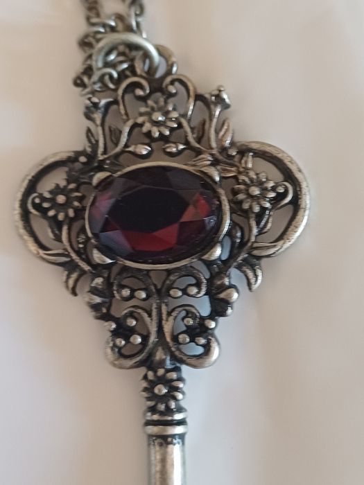 Pendente em forma de chave