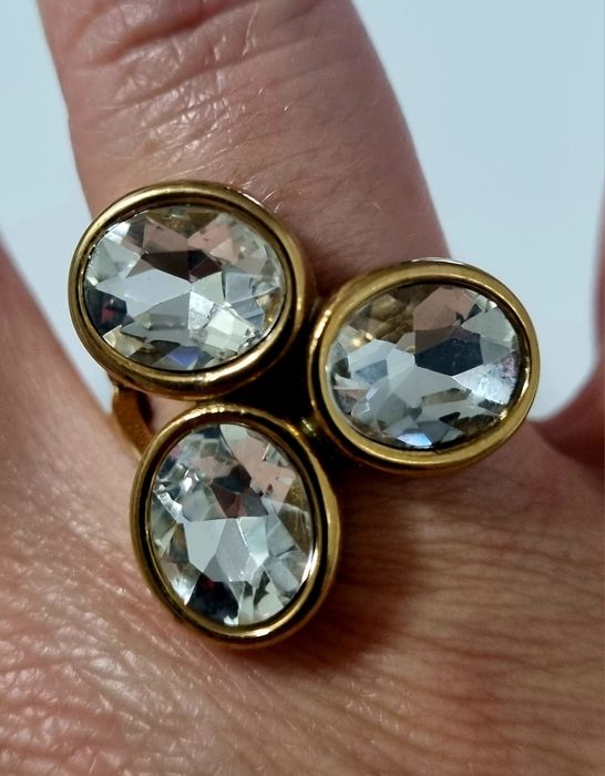 Anel dourado, em aço, com 3 pontos de luz ovais. T19