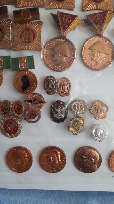 Bardzo dużo  odznak odznaczeń miniaturek NRD.