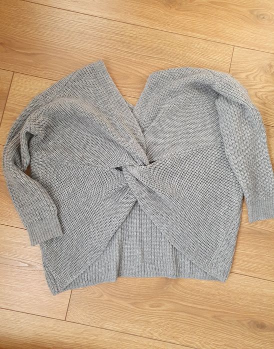 Szary sweter z ozdobnym spotem NOWY