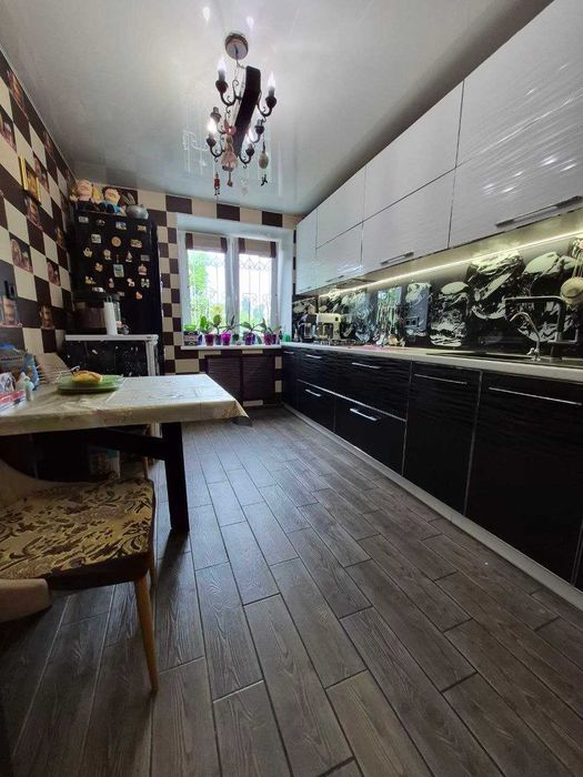 Продам 3 кімн. квартиру з КАПІТАЛЬНИМ РЕМОНТОМ. 2/9 цегл. 60000