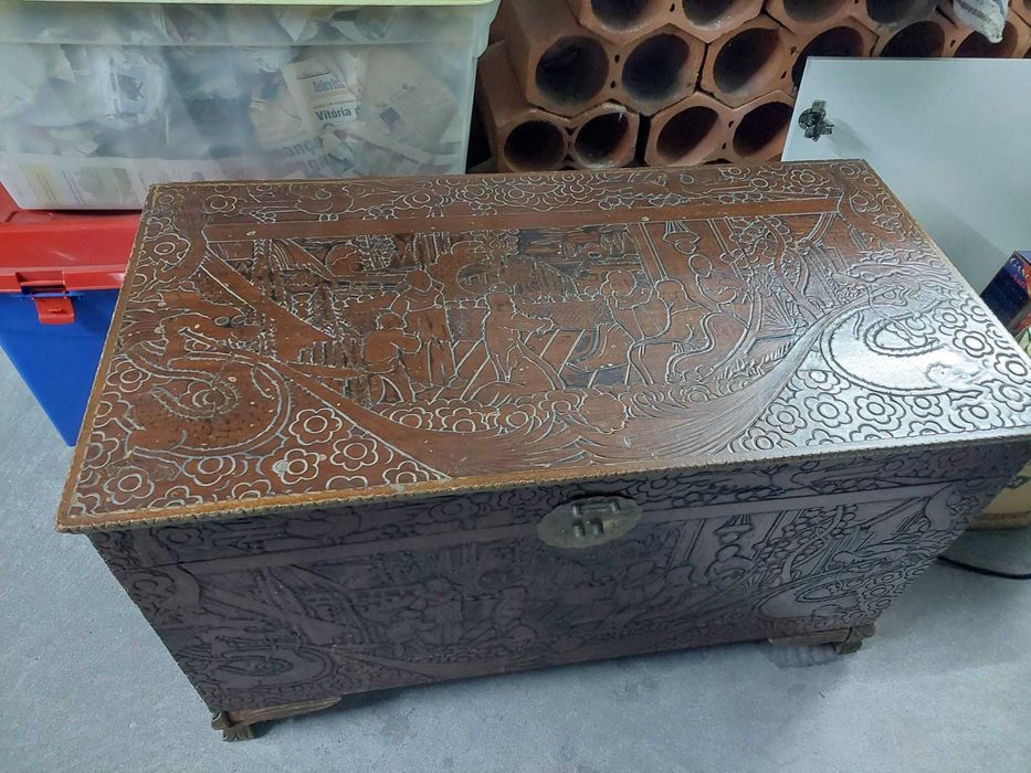 Arca antiga trabalhada em madeira maciça