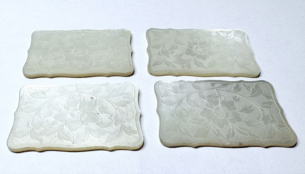 Conjunto de 4 antigas fichas de jogo em madrepérola com gravação heráldica de 1890