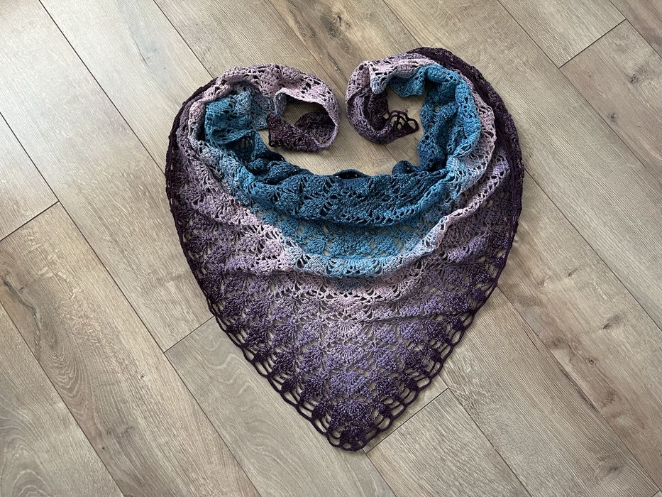 Ażurowa chusta szydełkowa