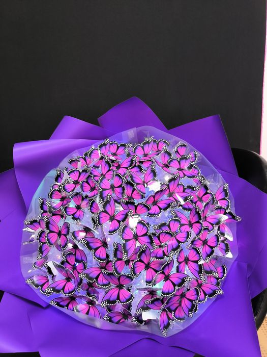 Букет з метеликів, що світиться