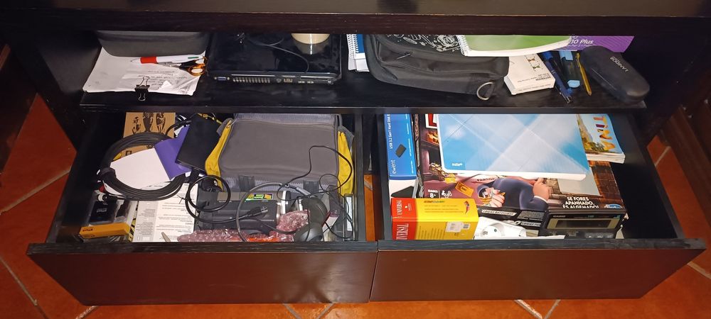 Mesa para TV com gavetas