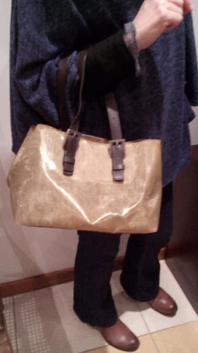 Duas carteiras, uma beije e outra castanha