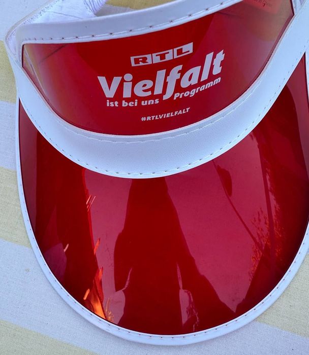 Червоний пластиковий козирьок кепка RTL