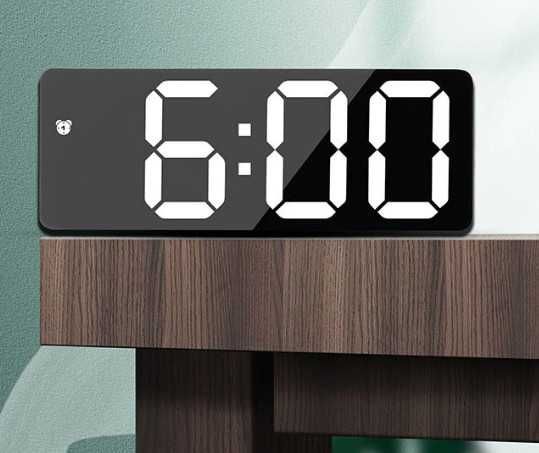 Годинник дзеркальний настільний електронний. Часы настольные цифровые.