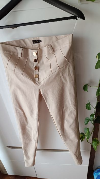 Spodnie by me woskowane złote guziki zamki beż