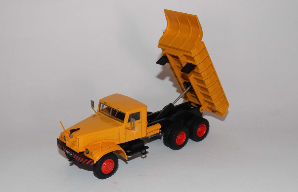Vendo a minha coleção 1/43.  KrAZ. Altaya. Novo.