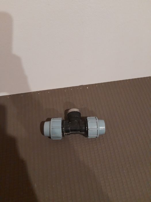 Trójnik skrecany do rury PE fi 25 mm x1/2