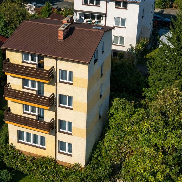 Dom 4 kondygn mieszkalne do centrum 10min blisko szpital kolejowy jednostka wojskowa. Dom gotowy już po remoncie. Wiata na 3 auta, garaż przy domu