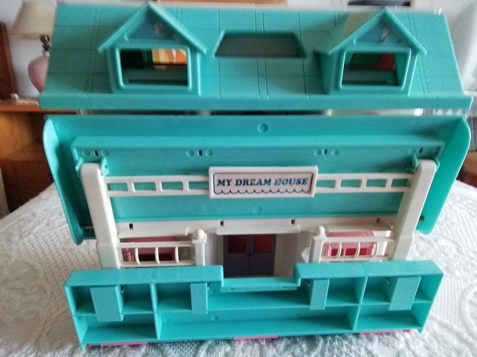 Dois brinquedos de abrir para menina.