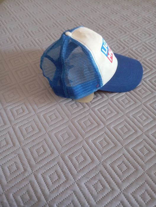 Vendo  dois Bonés  / Novos.