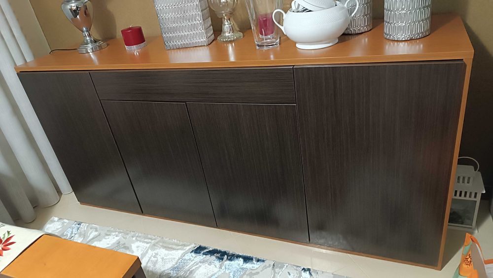 Móvel de sala ,mesa de jantar e 6 cadeiras forradas a tecido.