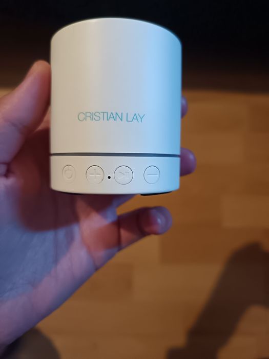 Coluna pequena  Bluetooth portátil Cristian Lay cor branca