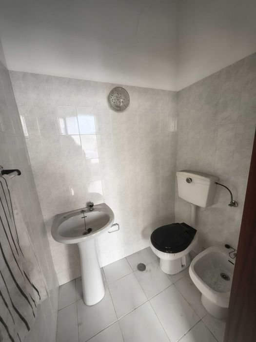 Loja com Arrecadação de Grandes Dimensões e Potencial de Conversão em Habitação | Marinha Grande