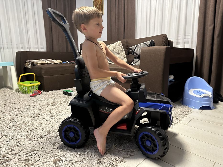 Дитячий електромобіль