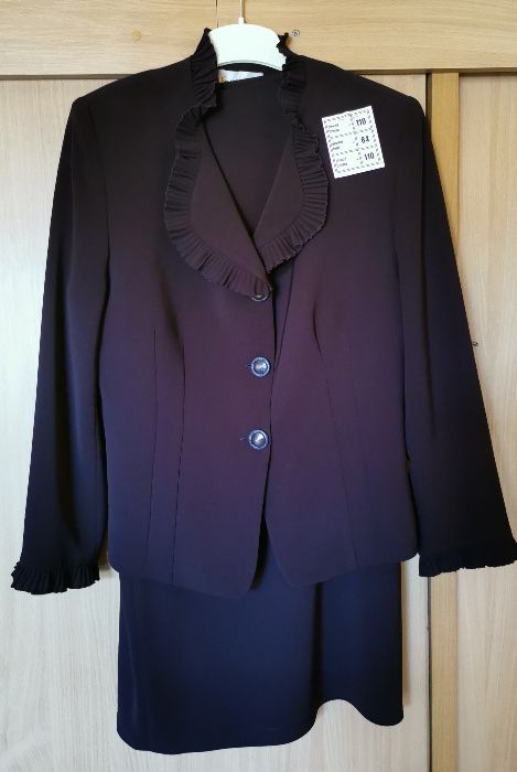 Elegancki dwuczęściowy kostium - żakiet i spódnica.