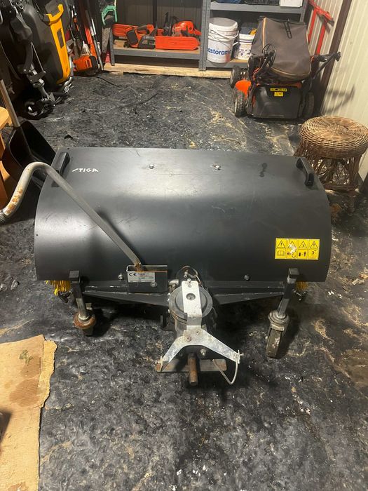 Osprzęt Stiga Park pług, zamiatarka